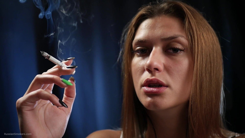 Russian Smokers: Pewna szczupła brunetka w obcisłej wzorzystej sukience cieszy się powolna...