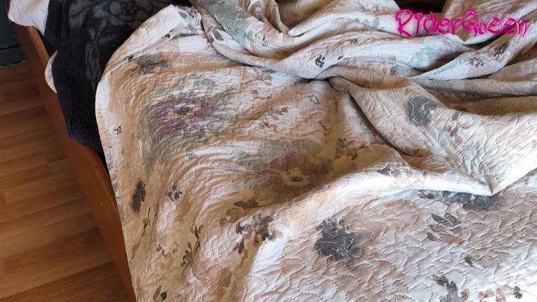 Riderqueen: Une chatte nue se fait caresser 03 - une grosse bite se...