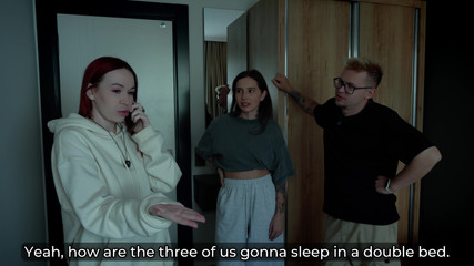 Toma Mur: Мачеха И Сводная Сестра Делят Кровать С Пасынком В Диком Трахе В Отеле (feat. Kisscat)