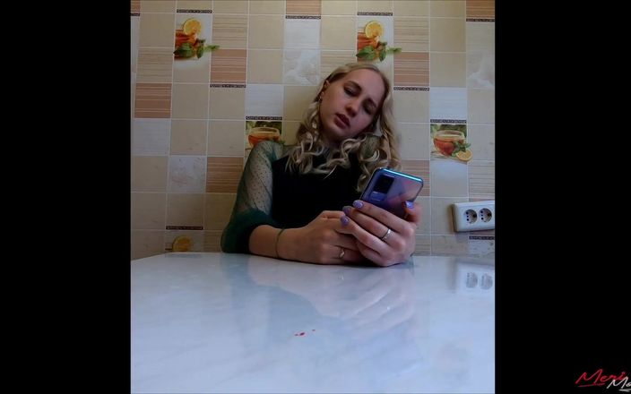 Meri-Mouse: La ragazza legge Harry Potter mentre è seduto sul vibratore