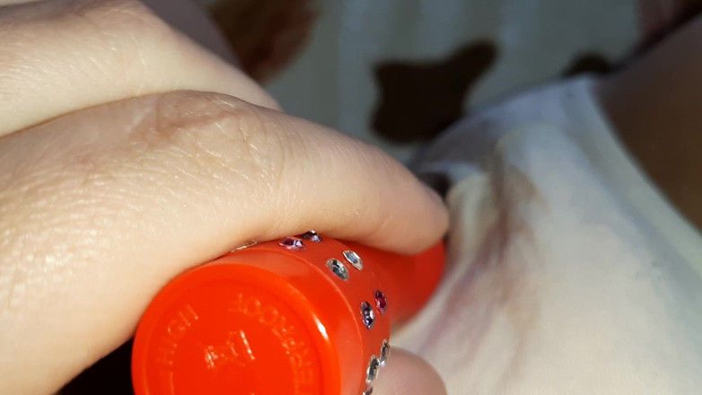Lesbian-candys: 絶頂するまでバイブレーターでクリトリスをからかいました