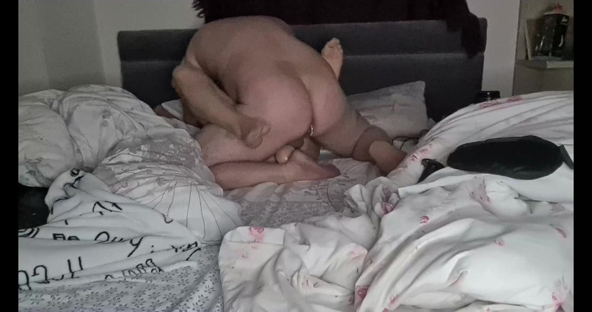 Anal Fetish Couple: Эта горячая сучка хочет иметь два члена в ее киске, поэтому она тренирует свою киску, чтобы взять их