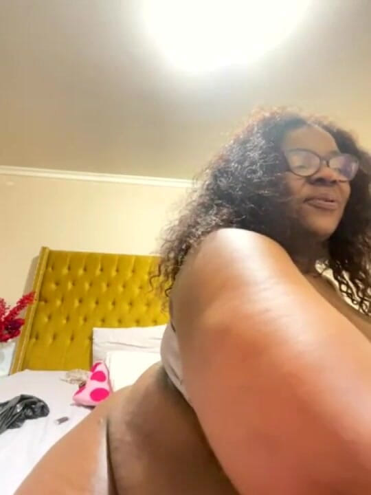 Legendary Booty Overdose: Lactating BBW Sucking Her Milky Tits