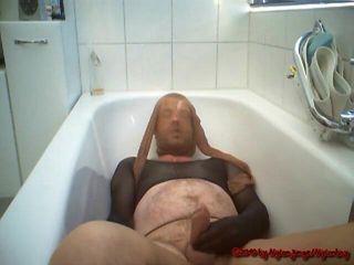 Carmen_Nylonjunge: Encasement de nylon mijando no banheiro