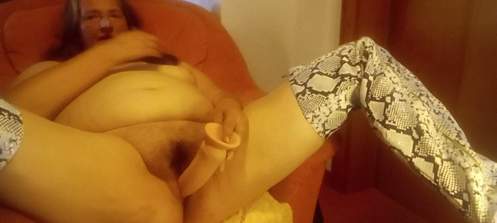 SchwarzeGraefin: Chatte mature tape bruyamment autour du jouet - elle devient vraiment...