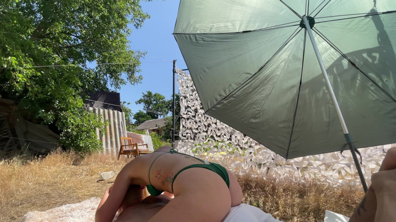 HotPrincessUA: Troie power di wrestling misto: presa a forbice, cazzo schiaffeggiato...