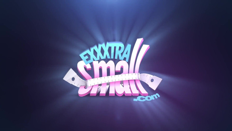 Exxxtra Small: Une jolie petite fille noire suce une grosse bite noire énorme