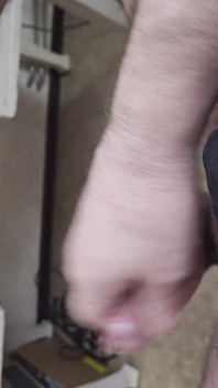 Mijn vriend zit in een stoel en trekt met zijn lul terwijl hij naar Vidio kijkt totdat hij een orgasme krijgt
