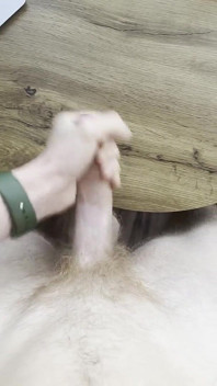 Watch Him Breed: Twink berbulu melancap dengan pancutan mani epik - tubuh celah, pancutan besar