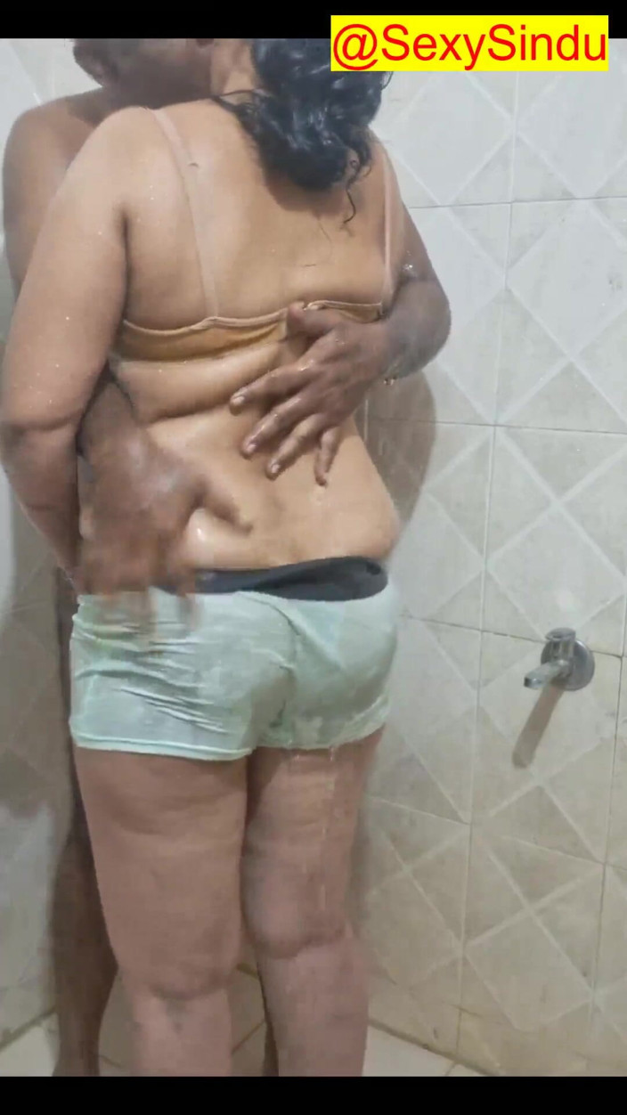 Sexy sindu: Casal quente tomando banho beijando