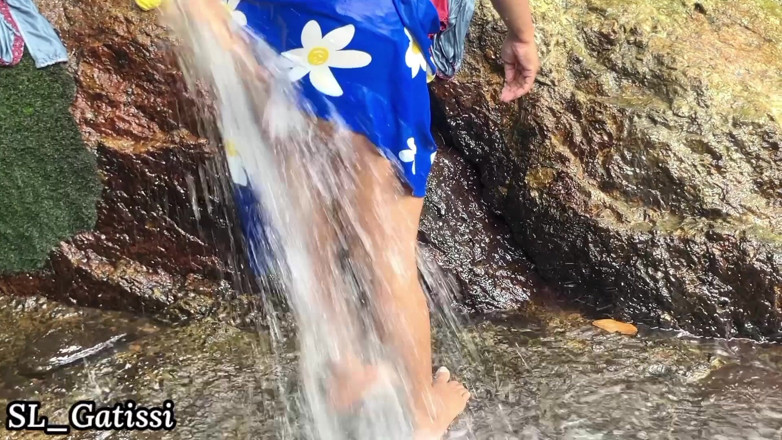 SL Gatissi studio: Gadis alami Sri Lanka lagi mandi