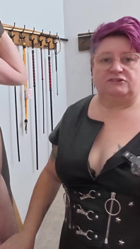 Bulele de latex sunt puse în castitate pentru Locktober