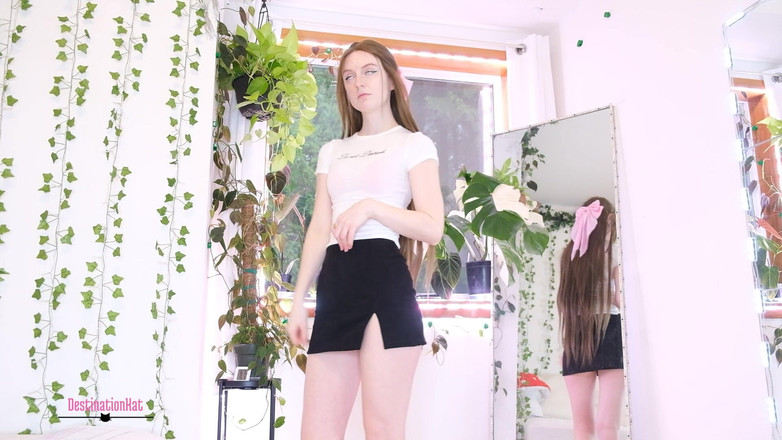 Destination Kat: Spogliarsi per attenzione