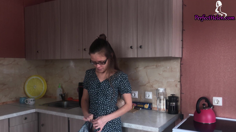 PerfectHelen: Mężczyzna liże cipkę żonę i namiętne ruchanie podczas przerwy w pracy