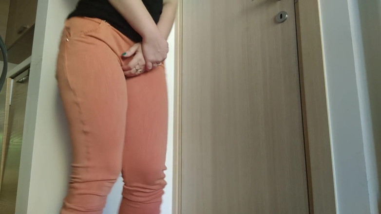 RavenBigAss: Locked out of the bathroom, desperate Raven is pissed into...