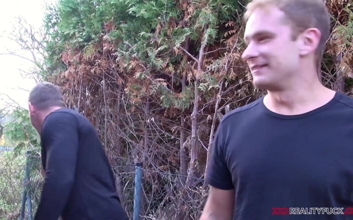 Czech Pornzone: Hete blondine neukt met twee vreemden in het tuinhuis