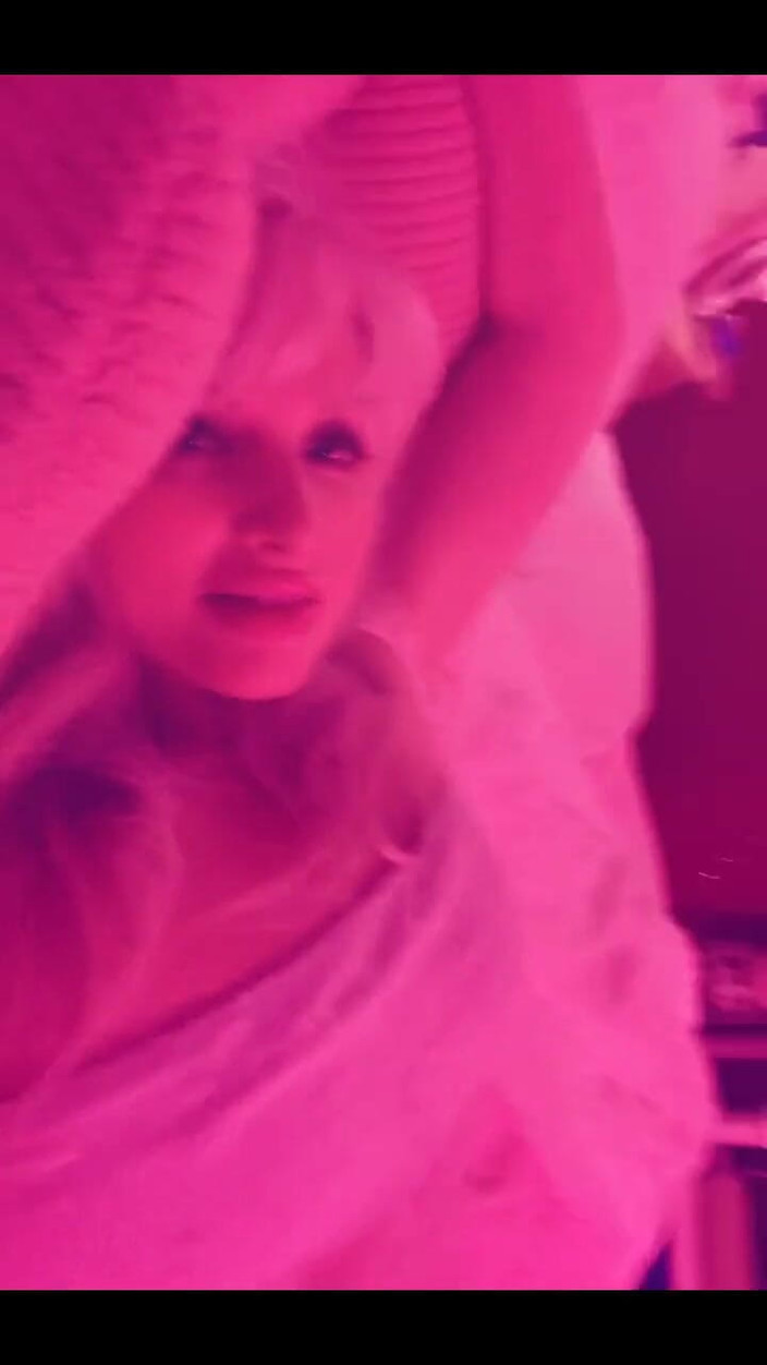 PaintedRose: Eu quero estar segurando seu corpo perto do meu venha...