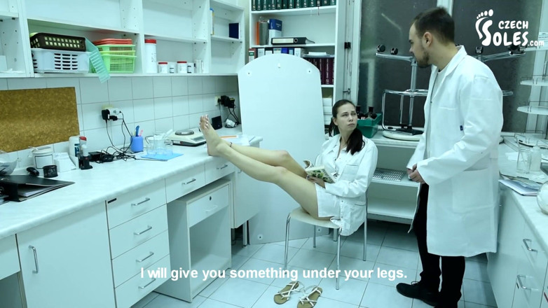 Czech Soles - foot fetish content: Ricerca di siero anti-odore per i suoi piedi davvero puzzolenti