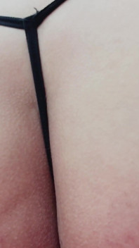 Une femme géante joue avec de minuscules amants et les frotte sur tout son corps, ses fesses et sa chatte poilue