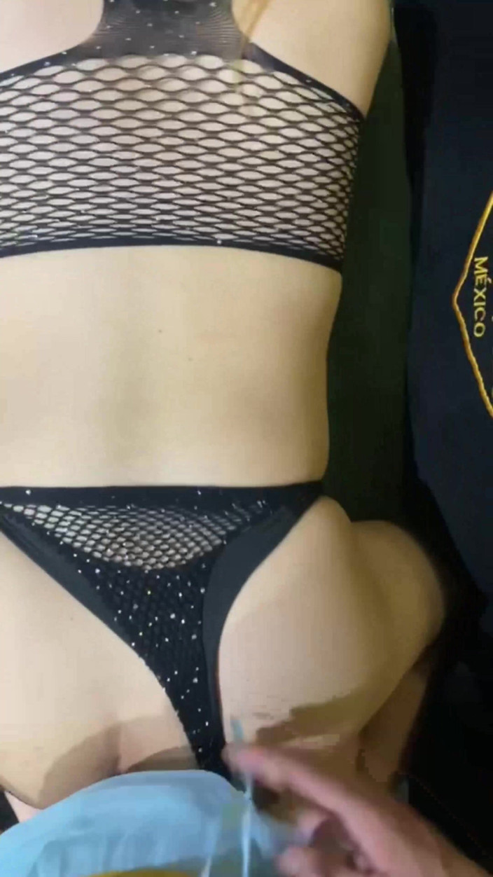 Crystal Phoenix: Kamarádka mi dává ochutnat svůj lahodný penis