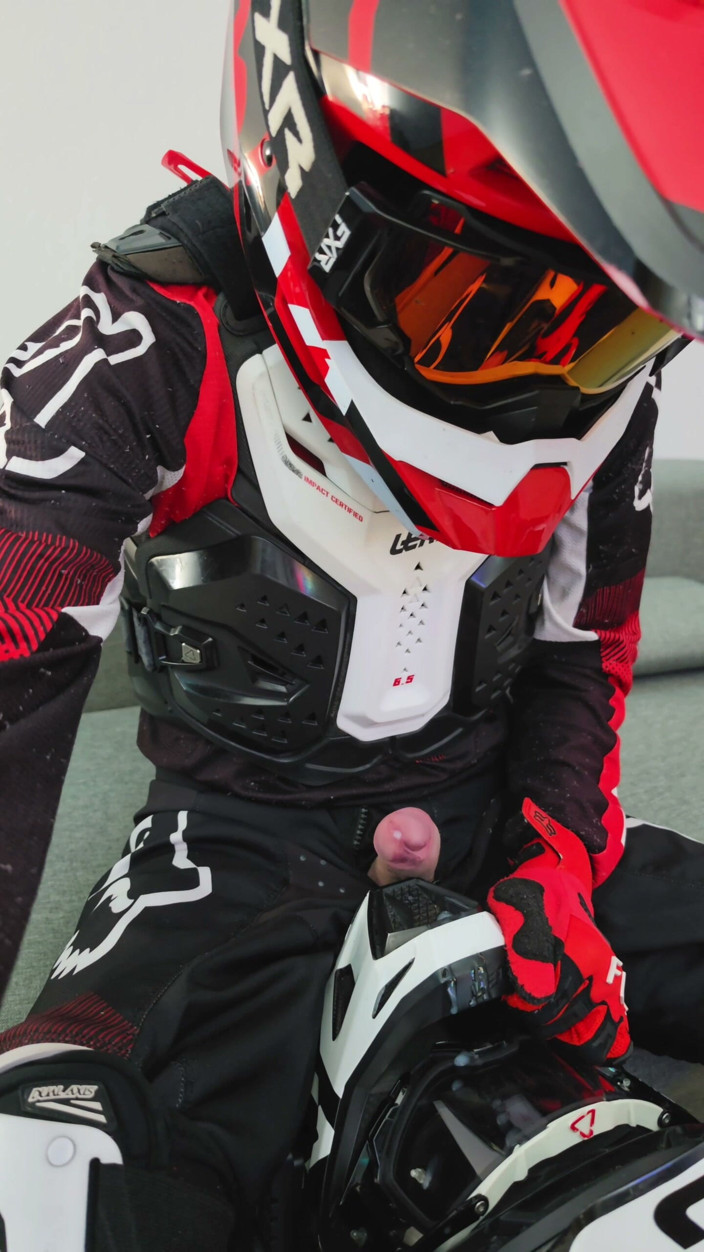 Sneakersmax98: Naughty Biker se vystříká na Mx Helmu