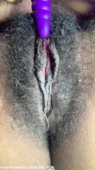 Super sexy ebony cuties: Стимуляция моей волосатой киски большого клитора крупным планом, наполняю сливками