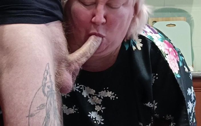Zona901: Kommer med het tjock sperma i svärmors mun som hon...