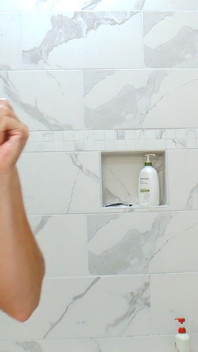Olgun orta yaşlı seksi kadın duşta azdırıyor