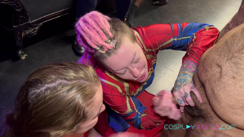 CosplayXGirls: Capitán Marvel y spidergirl gangbang