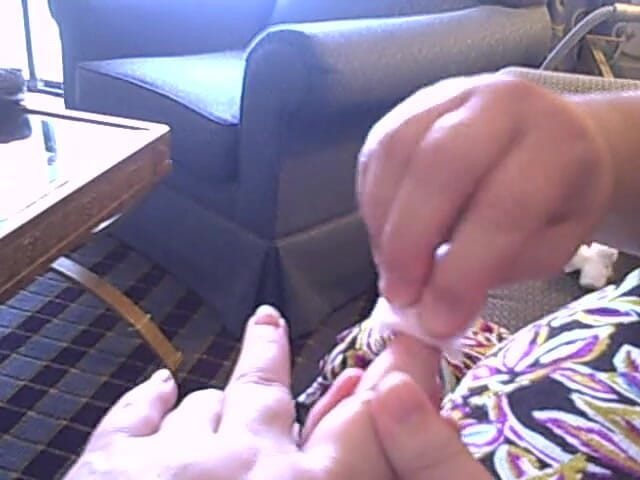 BBW nurse Vicki adventures with friends: Remove my toe and fingernail polish