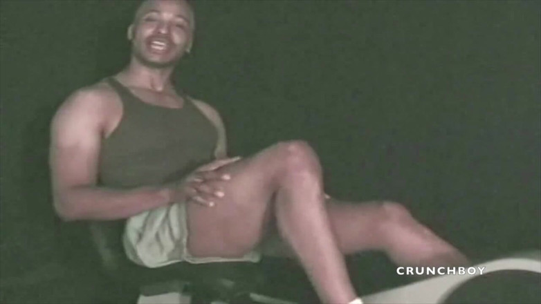 GAY VINTAGE PORN: Kaslı heteroseksüel kendi yarağını emmeyi seviyor