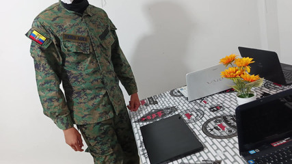 NEGRITA SEXY: Солдат посещает компьютерный магазин и трахает сотрудника