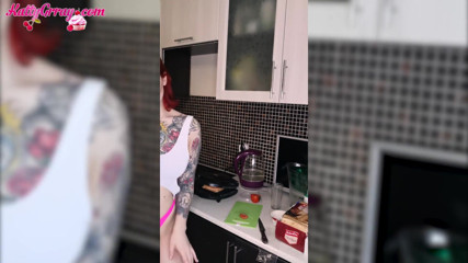 Katty Grray: Hete tiener streelt lichaam terwijl ze kookt - zachte erotiek