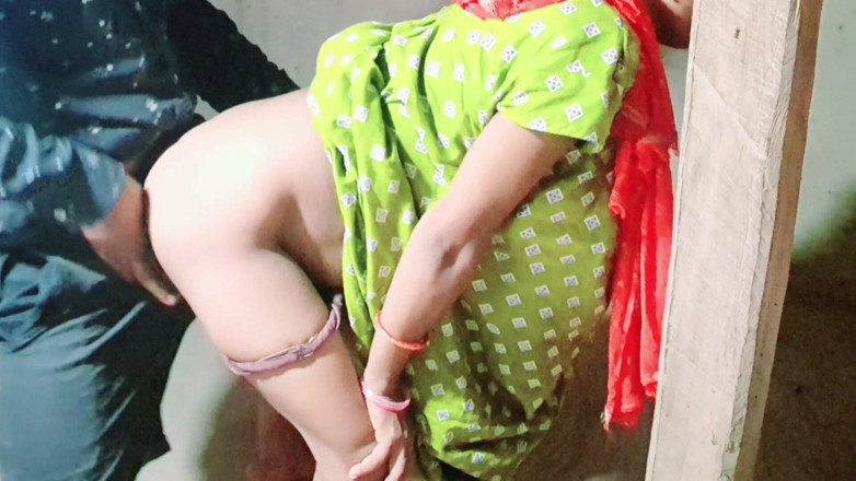 Trilokinath: 하인과 함께 보지 갈증을 해소하는 핫한 섹시한 바비