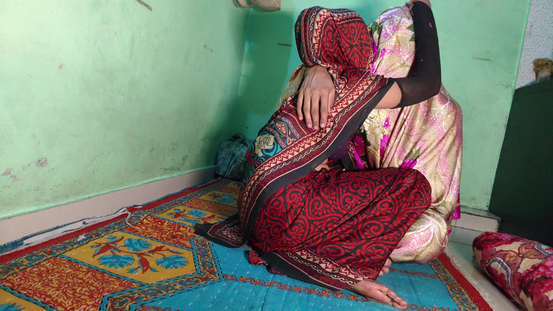 Sexy biwi: Bhabhi hari ini dan adik tirinya dikongkek pantat mereka. Bhabhi...