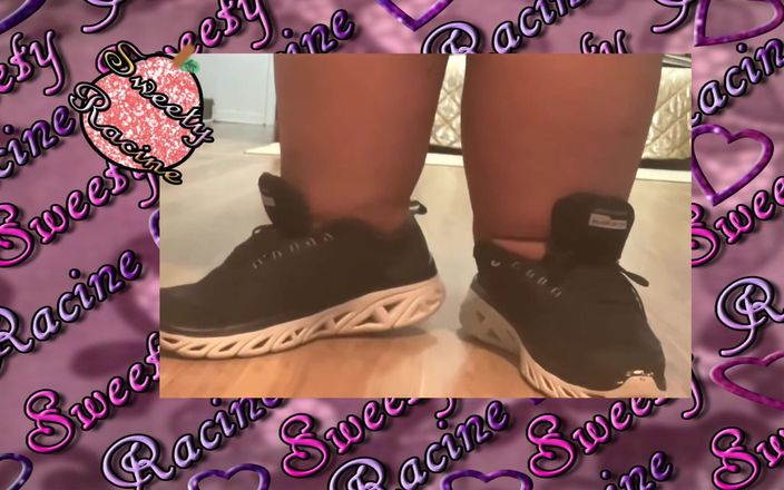 Sweety Racine: Murzynka SSBBW pokazuje duże stopy w trampkach
