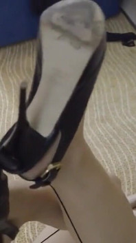 毛むくじゃらの猫と例外的な、カスタムメイドのストッキングは、海辺の豪華なホテルの部屋で。