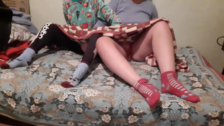 Lesbian-candys: Üvey çocuklarımız yanımızda bir film izlerken yorganın altında karşılıklı mastürbasyon yapıyoruz