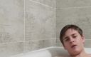 Dustins: Molliger junge zeigt füße in der badewanne