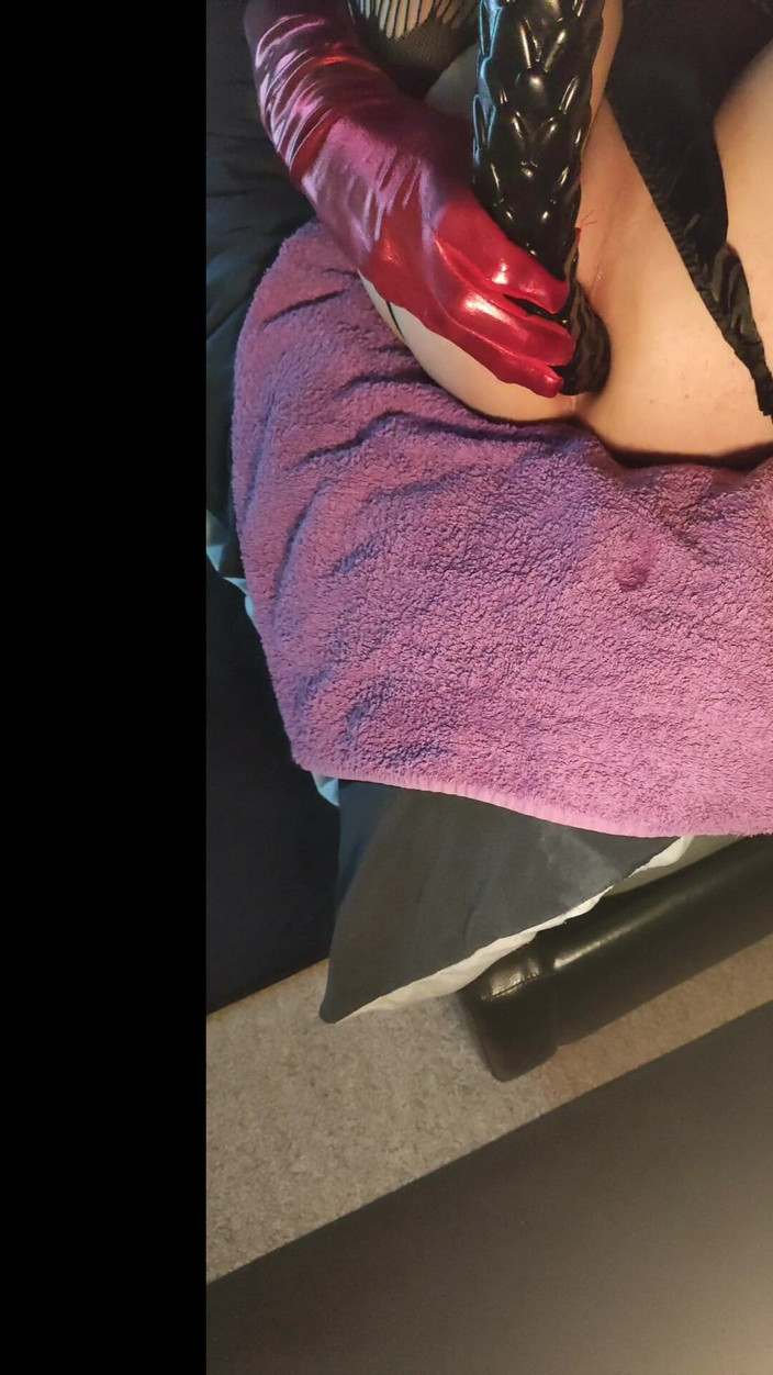 Sallyann: राक्षसी डिल्डो