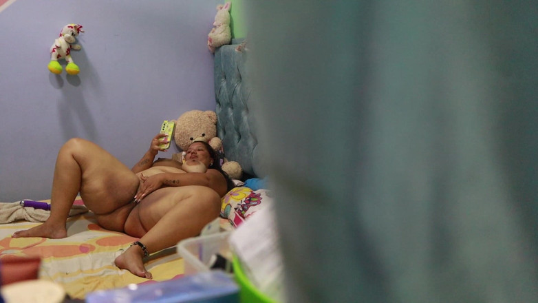 Lexly_16: सौतेली मम्मी अपनी चूत और बड़ी गांड में हस्तमैथुन करते हुए पकड़ी जाती है