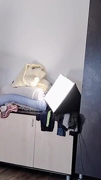 Esposa amadora se diverte experimentando roupas que ela corta