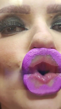 Pouty Lips Bimbo tě udělá na její lesklé péro polštáře