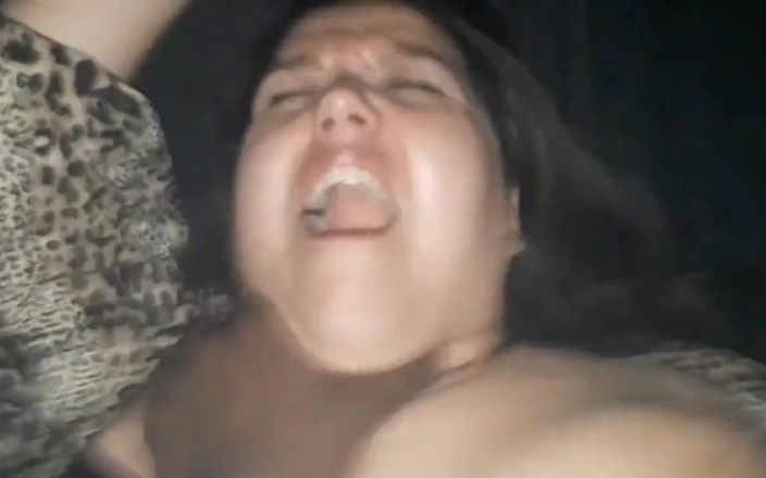Indian fuck queen: 大黑传教士冲击停在停车场
