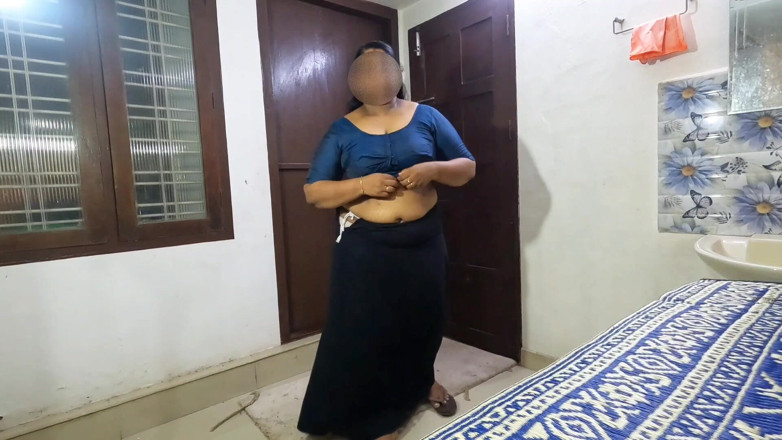 Anne Ipe: Bhabi seksi dalam saree biru, menanggalkan saree untuk ditunjukkan di...
