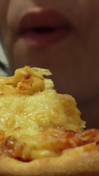 La cena gigantessa della pizza prende un turno selvaggio minuscolo diventa il condimento