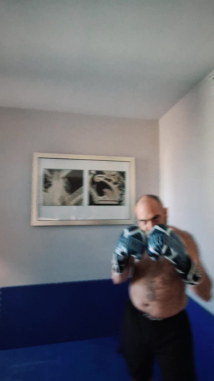 Combat and fetish: La démonstration finale sur les tapis de l’hôtel
