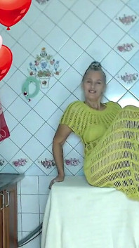 Heiße hausfrau lukerya träumt vom sommer in der Küche