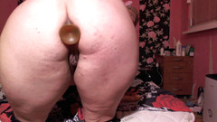 Putarankahotmilf: 淫荡的Kitty玩乳胶肛交和做爱