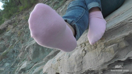 Mistress Legs: Picioare sexy în șosete roz pe malul mării